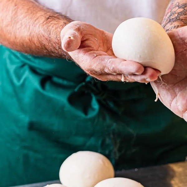 Les pâtons de la journée, façonnés à la main