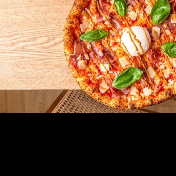 Pizza Mamma Rossa avec burrata et jambon cru