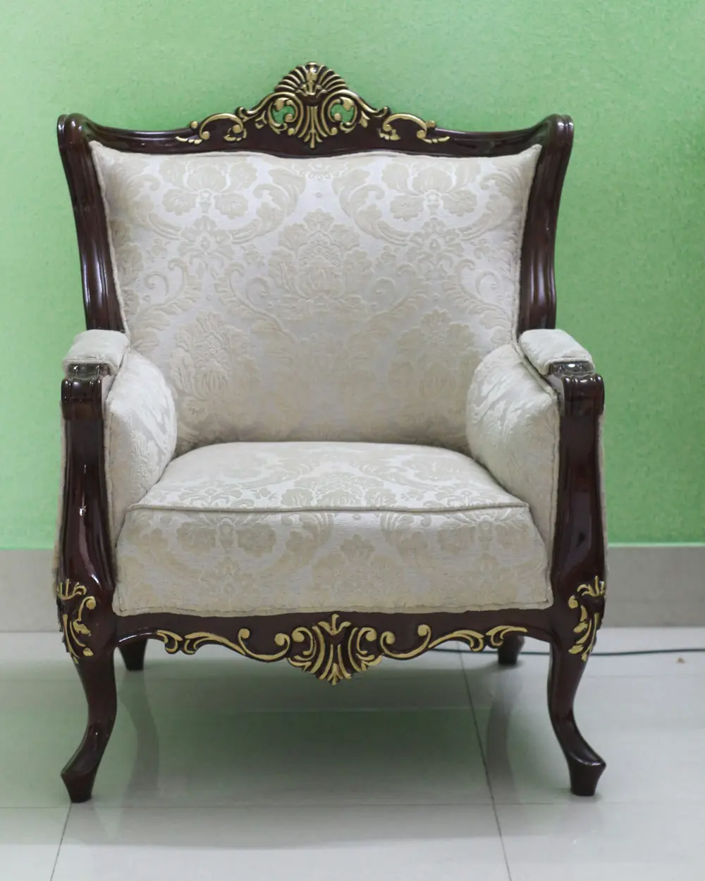 Fauteuil de style Louis XV restauré, bois foncé aux moulures dorées et tissu clair