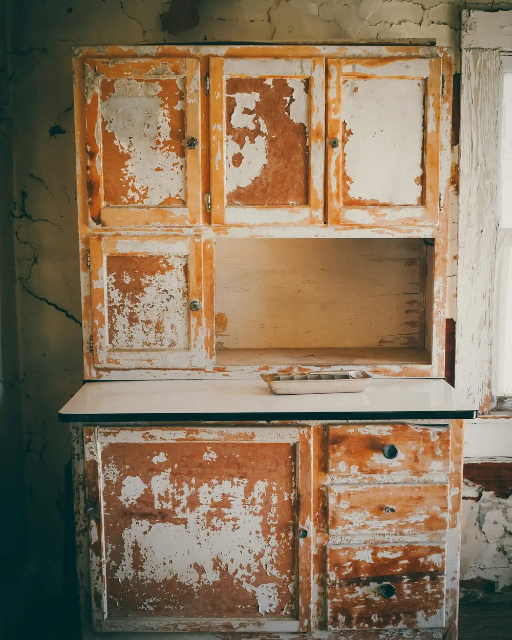 Vaisselier ancien couvert de plusieurs couches de peinture écaillée