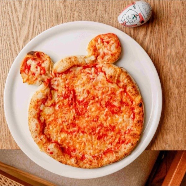 La pizza du menu enfant, servie en forme de tête